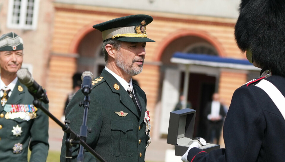 Kong Frederik giver garder Christoffer Petersen Voldbjerg fra Aalborg 'Kongens Ur'.
