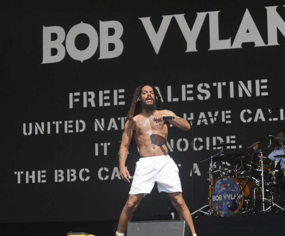 Bob Vylan optrådte på Glastonbury lørdag foran et bagtæppe med påskriften 'befri Palæstina'.