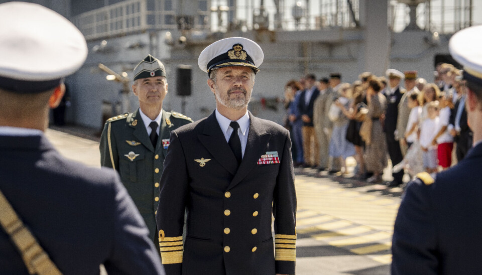 Kong Frederik i sin admiraluniform ses her ombord på det gigantske franske krigsskib