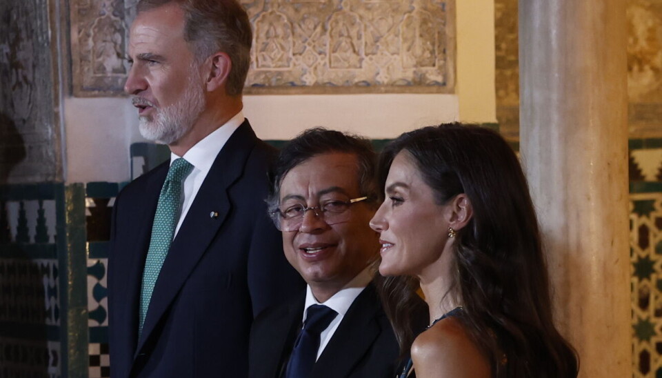 Colombianske præsident Gustavo Petro er her blevet dirigeret på plads mellem kong Felipe og dronning Letizia efter han var meget tæt på at begå en gigantisk brøler.