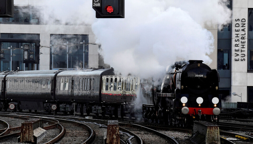 The Royal Train består af ni togvogne, der bliver trukket af et damplokomotiv.