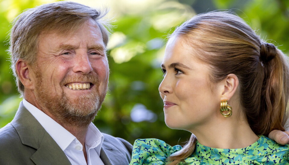 Kronprinsesse Amalia ses her sammen med sin far, kong Willem-Alexander ved mandagens fotoseance i haven på paladset i Haag.