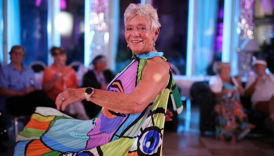 Kirsten Møldrup giver den gas i 'Hotel Romantik' på DR.