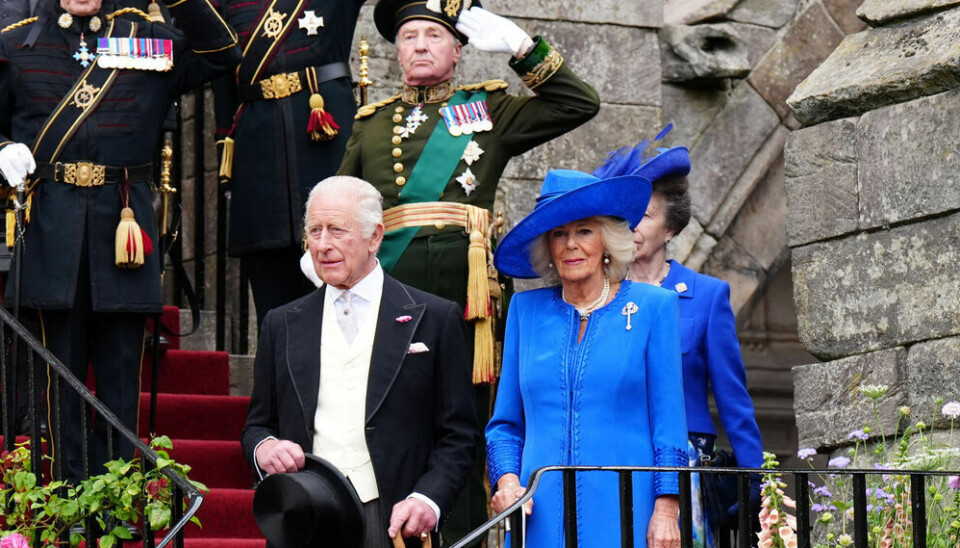 Kong Charles og dronning Camilla ankommer til havefesten på Holyrood Palace i Edinburgh. Bag dem kan man ane kongens søster, prinsesse Anne.