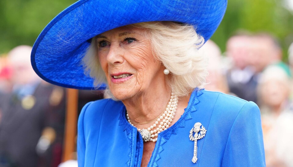 Camilla med en historiske broche 'Diamond Thistle Brooch'.