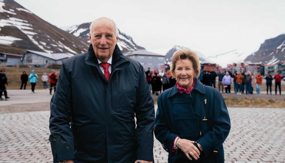 Kong Harald og dronning Sonja er nu begge blevet 88 år. Her er de fra et nyligt besøg på Svalbard..