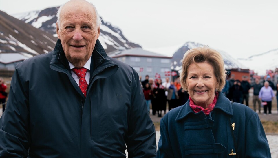 Kong Harald og dronning Sonja er nu begge blevet 88 år. Kongeparret ses her under deres nylige besøg på Svalbard.
