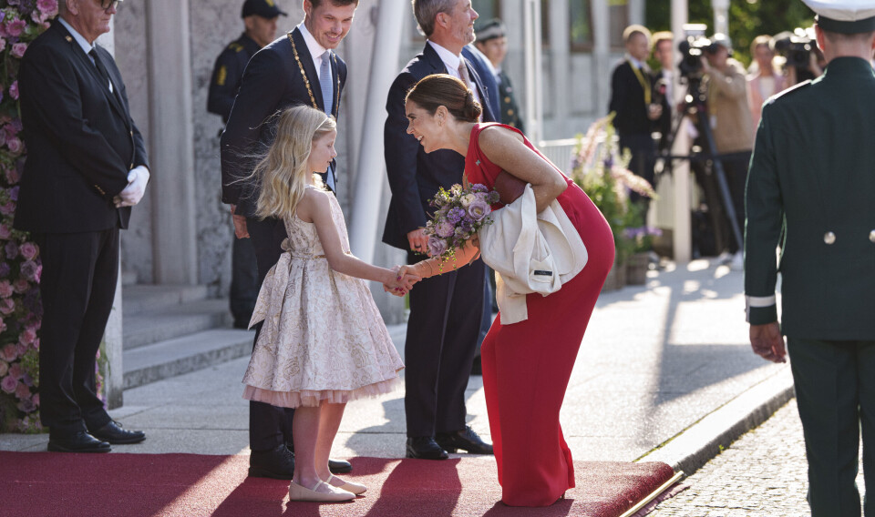 En lille pige stod klar med blomster til Mary for indgange til Aarhus Rådhuns