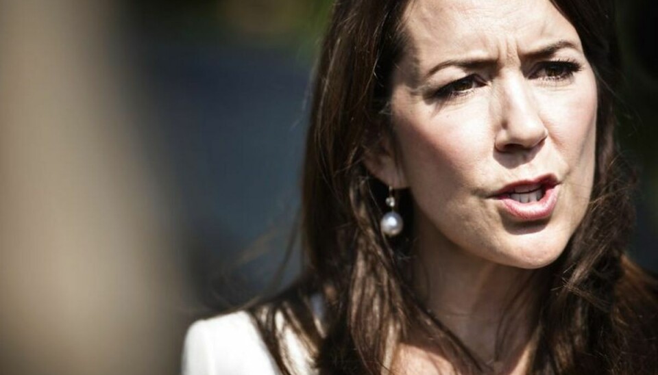 Mary svinger champagneflasken til dåb