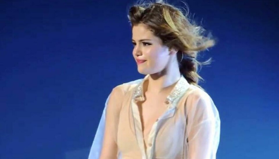 Rørende video: Selena Gomez græder under koncert