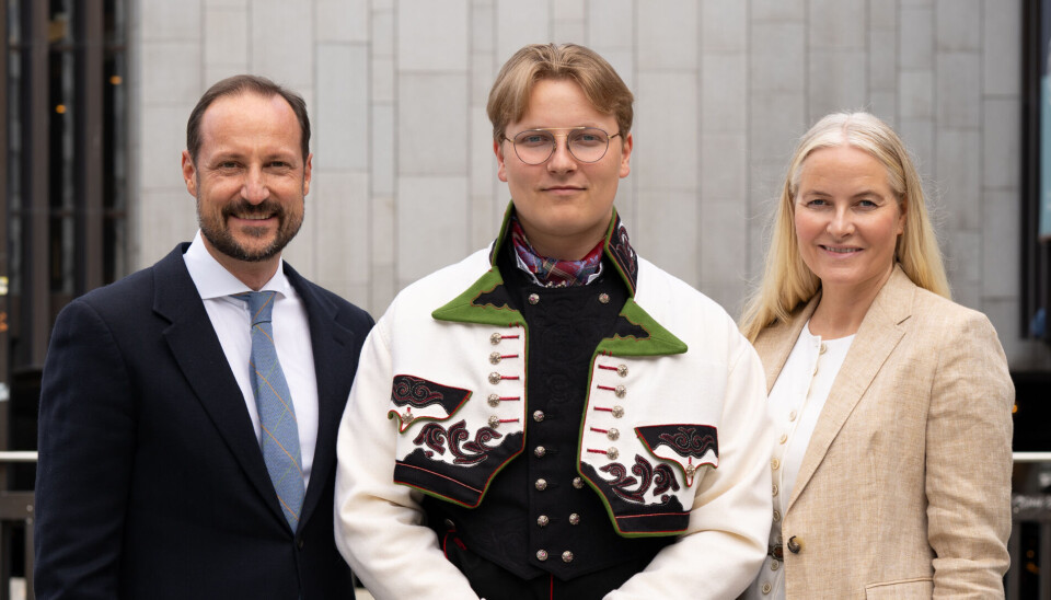 19-årige prins Sverre Magnus ses her mellem sine forældre, kronprins Haakon og kronprinsesse Mette-Marit