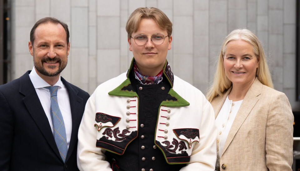 19-årige prins Sverre Magnus ses her mellem sine forældre, kronprins Haakon og kronprinsesse Mette-Marit