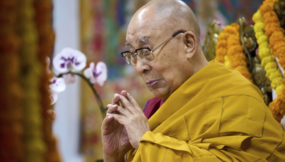 Tibetanernes åndelige leder, Dalai Lama, fylder 90 den 6. juli. På billedet fra den 7. maj beder han for et langt liv i Tsuglakhang-templet i Dharamshala i Indien, hvor han stadig lever i eksil.