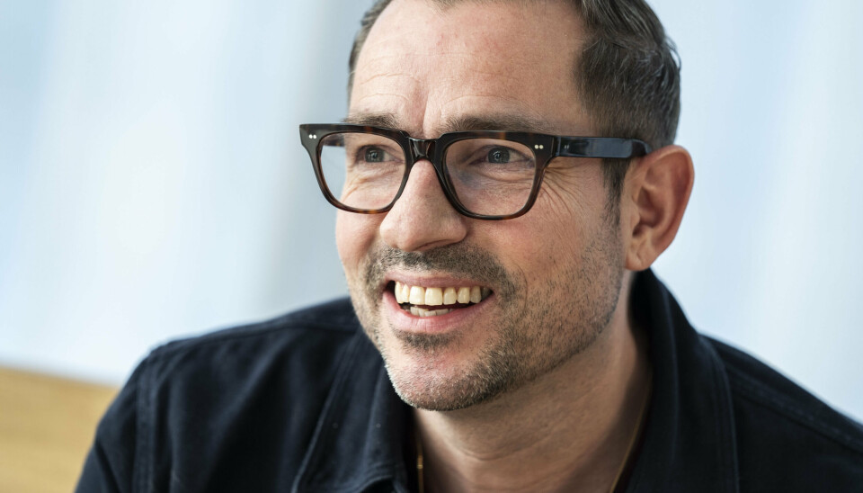 Adam Duvå Hall fik en plads på DR's Talenthold, og det førte til en karriere med værtsroller i radio og tv. Nu fylder han 50 år.