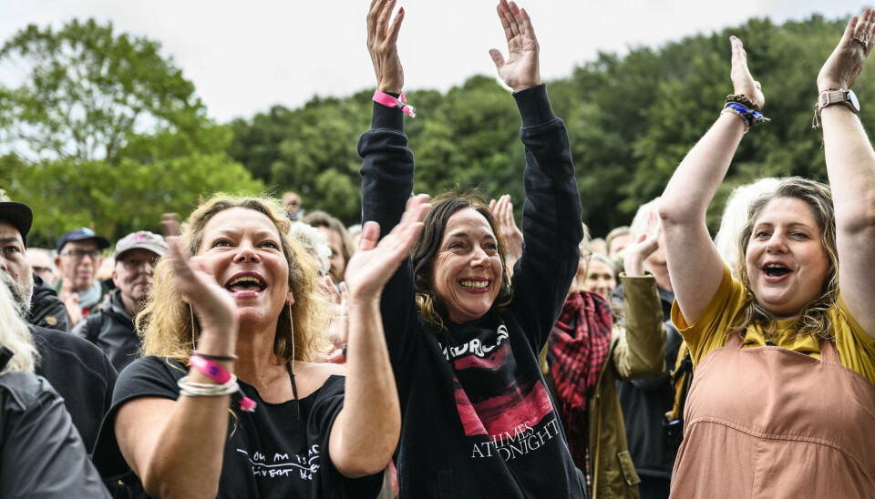 Festivalgængerne får ikke mulighed for at høre Fred Eaglesmith, da han har aflyst af helbredsmæssige årsager. Han bliver afløst af Erik Koskinen. Her ses publikum på Tønder Festival i 2024.