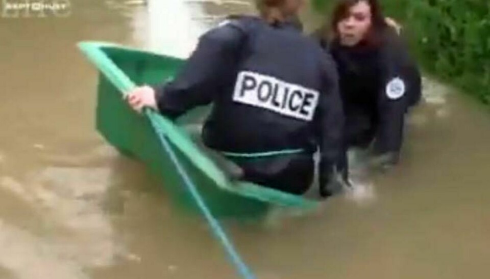 For tre betjente var opgaven lidt for stor. Foto: Youtube.