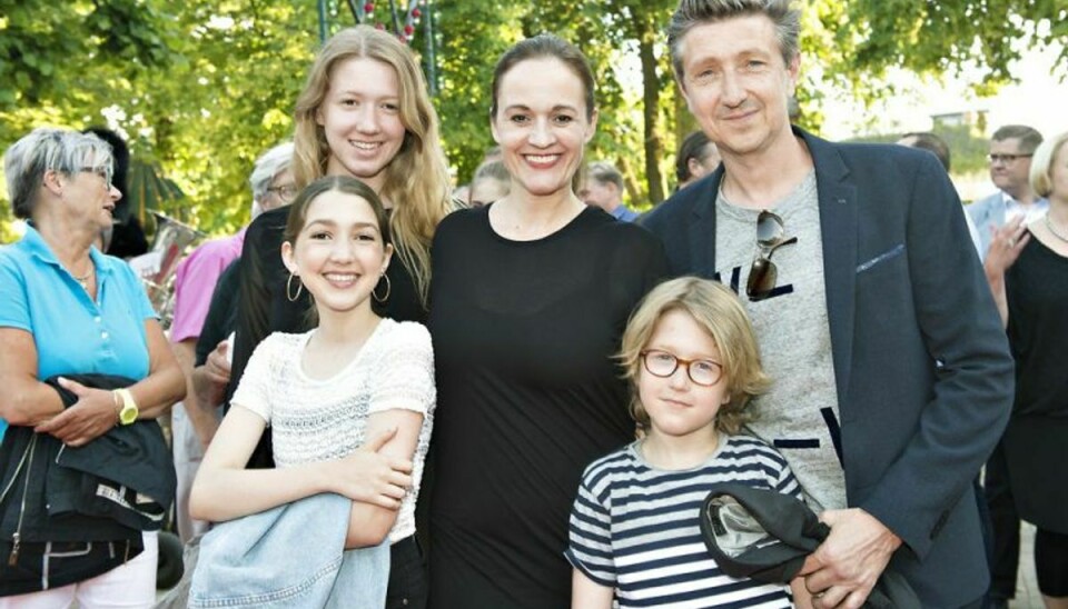 Nicolaj Kopernikus med familie ankommer til premieren på Tivoli Revyen. Foto: Jens Nørgaard Larsen/Scanpix.