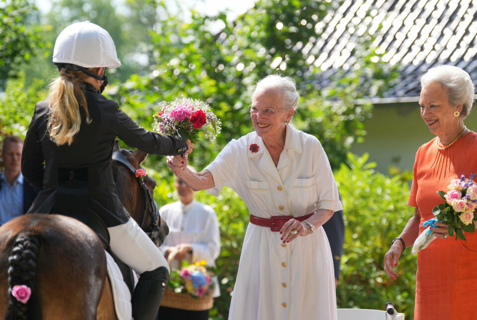 Dronning Margrethe modtog en buket fra en af de unge ryttere. I en række byer i Sønderjylland er der tradition for ringridning om sommeren.