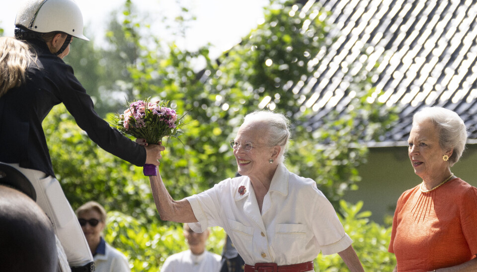 Margrethe og Benedikte måtte undvære deres yngre søster Anne-Marie, da de søndag tog imod Gråsten Ringriderforenings rytteroptog på Gråsten Slot.