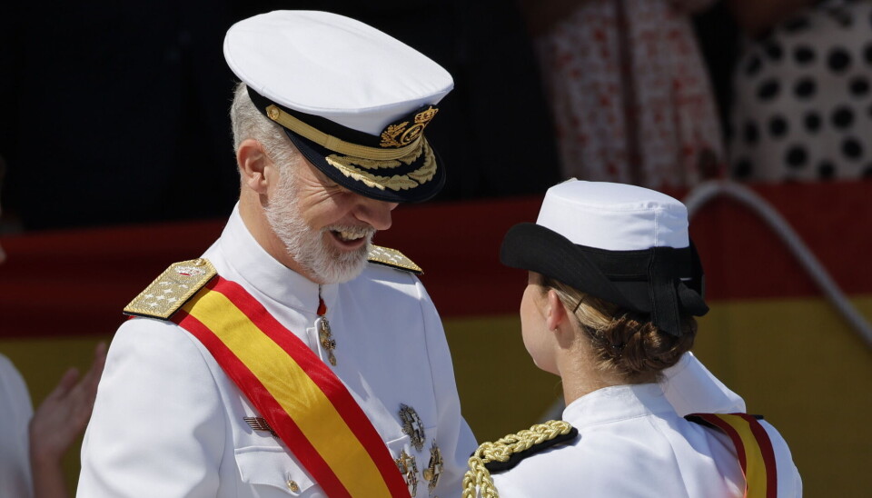 En stolt kong Felipe har her netop tildelt sin datter en af landets højeste militære hædersbevisninger, Grand Cross of Naval Merit.