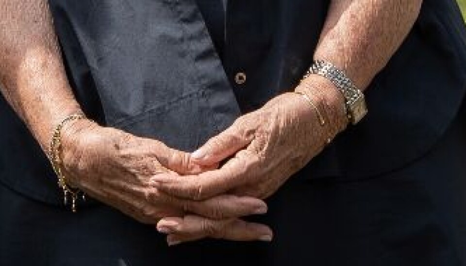 Her er der zoomet kraftigt ind på dronning Anne-Marie, så man tydeligt kan se armbåndet hun fik af sin mor, og som hun har båret uafbrudt, siden hun var en stor pige.