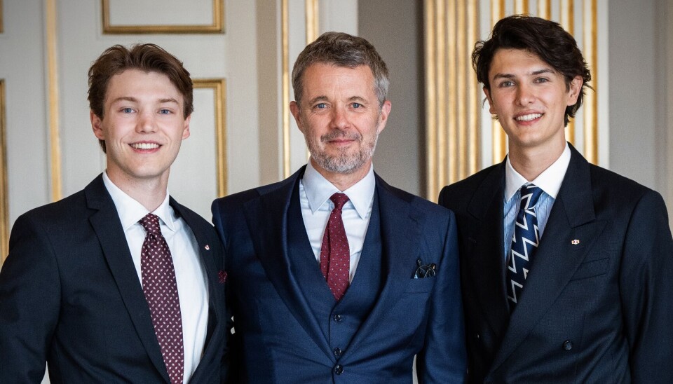 Drev Nikolai og grev Felix ses her sammen med kong Frederik i forbindelse med, at de to brødre tilbage i maj blev tildelt Storkorset af Dannebrogsordenen.