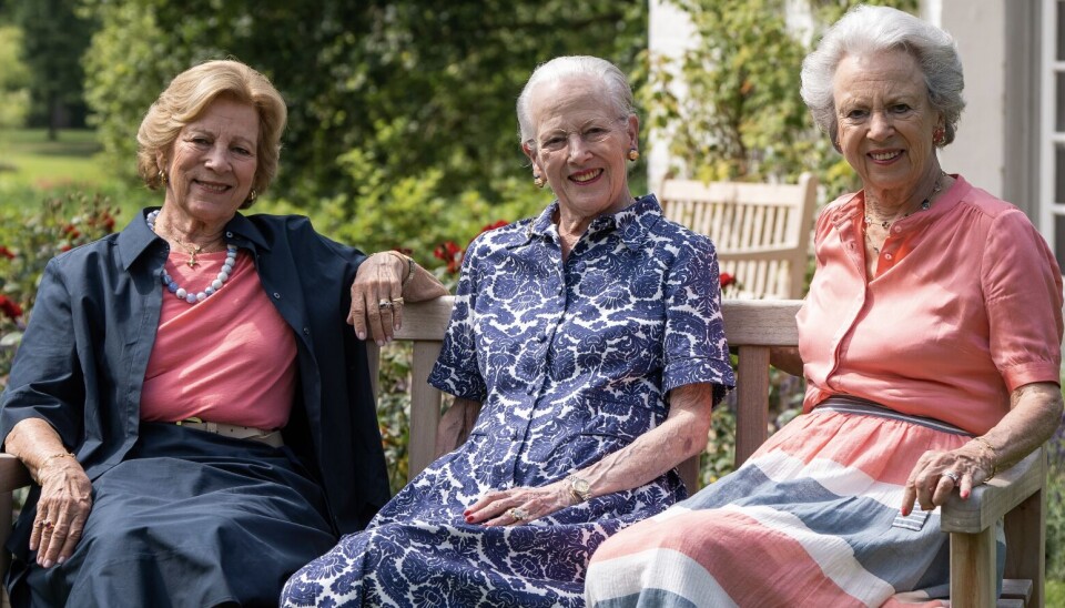 Dronning Margrethe ses her i slothaven ved Gråsten Slot sammen med sin to yngre søstre, dronning Anne-Marie og prinsesse Benedikte