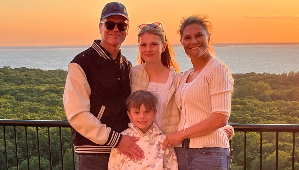 Kronprinsesse Victoria og prins Daniel ses her sammen med deres to børn prinsesse Estelle og prins Oscar.