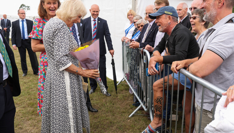 En noget overrasket dronning Camilla bliver her præsenteret for 61-årige Phil Smiths tatoverede ben.