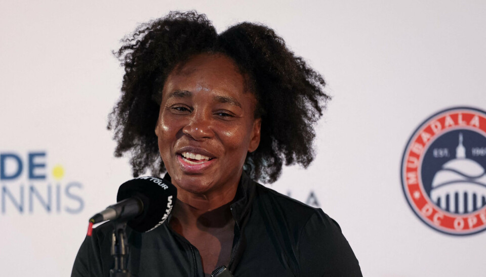 Venus Williams gjorde natten til onsdag dansk tid comeback på tennisbanen, hvor hun vandt sin første kamp i 16 måneder. Samtidig bekræftede hun, at hun skal giftes.