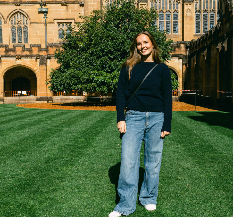En aldeles casual klædt prinsesse Ingrid Alexandra ses her på campus i Sydney, hvor hun skal bo og studere.