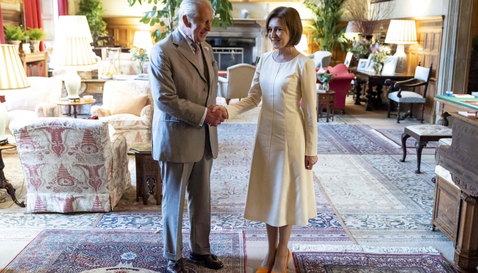 Charles tager her imod Moldovas præsident Maia Sandu i salonen på sit elskede landsted Sandringham Estate i Norfolk.
