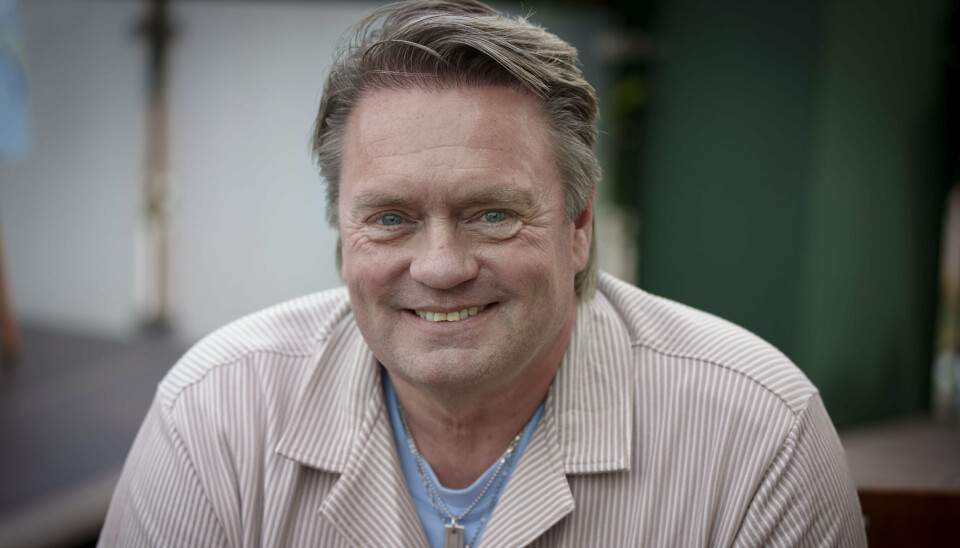 Mens Johnny Hansen har arvet musikken fra sin far, har den ikke fanget hans egne børn: Cecilie er bygningsmaler, Caroline er ved at uddanne sig til socialpædagog, og Nicklas vil gerne gå handelsvejen.