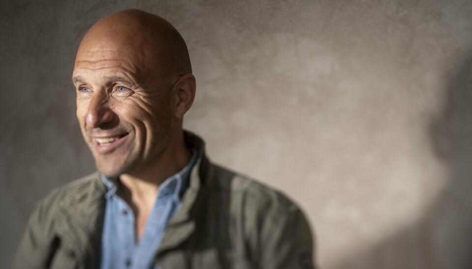 Radioværten Adam Holm stopper på DR. Han rykker i stedet over til Podimo, hvor han går i luften med et nyt program til efteråret.