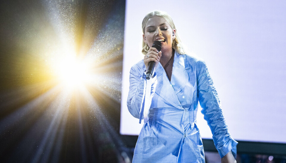 X Factor-vinderen Alma Agger bekræfter over for Se og Hør, at hun danner par med skuespilleren Jakob Åkerlind. De to er ifølge ugebladet lige nu på ferie i Sverige.