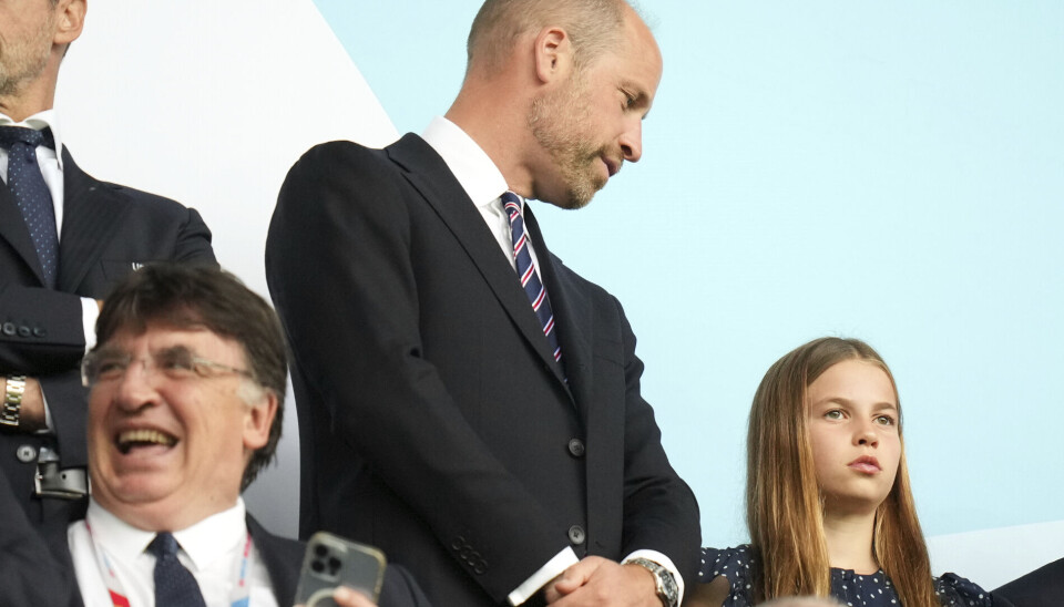 Prins William ses her på stadion i Basel sammen med sin 10-årige datter prinsesse Charlotte