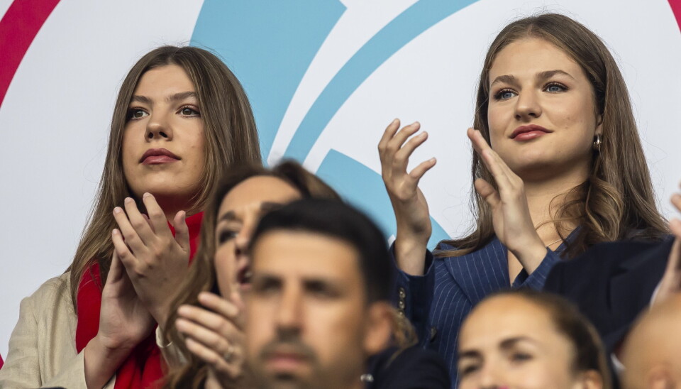 Den spanske tronarving prinsesse Leonor (th) og hendes yngre søster, infanta Sofia, på lægterne i Basel.