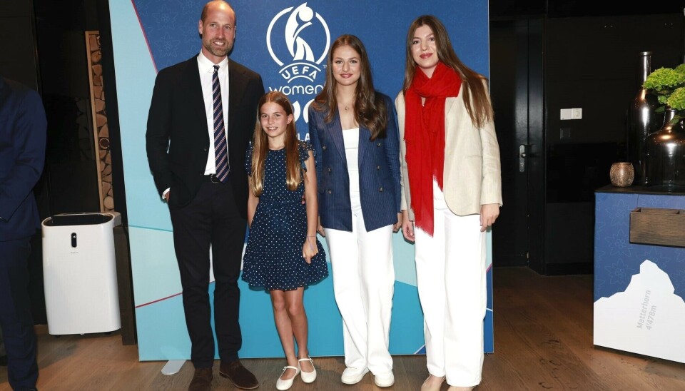 Kongeligt møde på stadion i Basel. Her er det prins William og prinsesse Charlotte sammen med prinsesse Leonor og infanta Sofia.