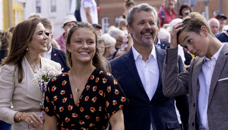 Det var med de store smil på, at de kongelige mandag ankom til Gråsten, hvor de nu skal nyde den danske sommer på Gråsten Slot.