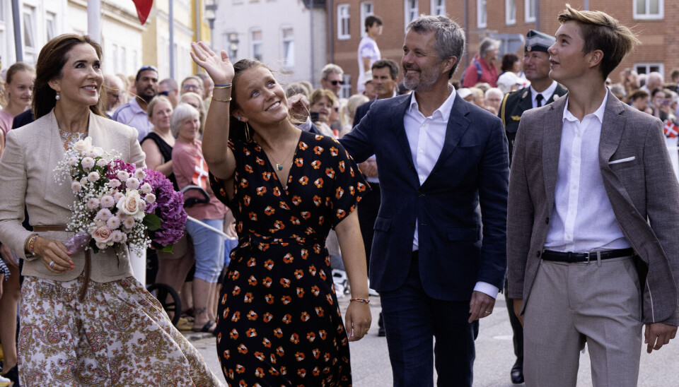 Kong Frederik og dronning Mary samt prinsesse Isabella og prins Vincent ses her ved festlighederne i Gråsten mandag eftermiddag.