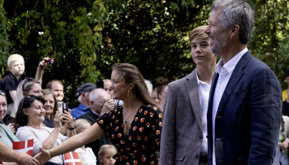 Prinsesse Isabella hilser her på nogle af de mange, der var mødt op for at tage imod de kongelige denne mandag eftermiddag.