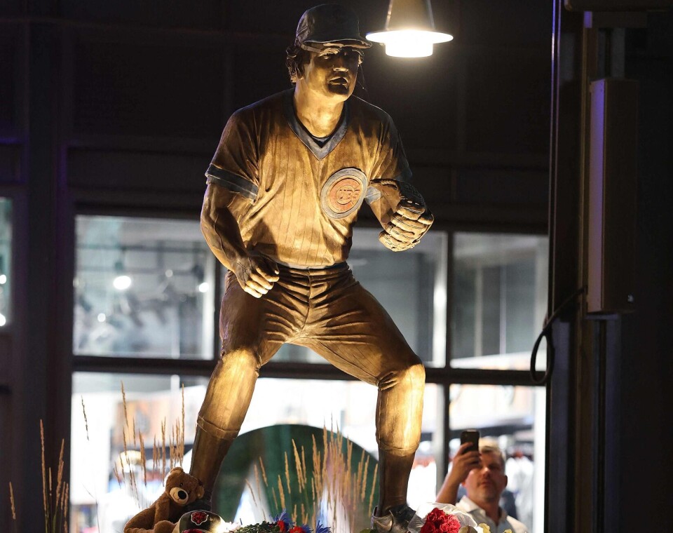 Statuen af Ryne Sandberg, der blev rejst foran det berømte Wrigley Field basdball-stadion i Chicago i 2024.