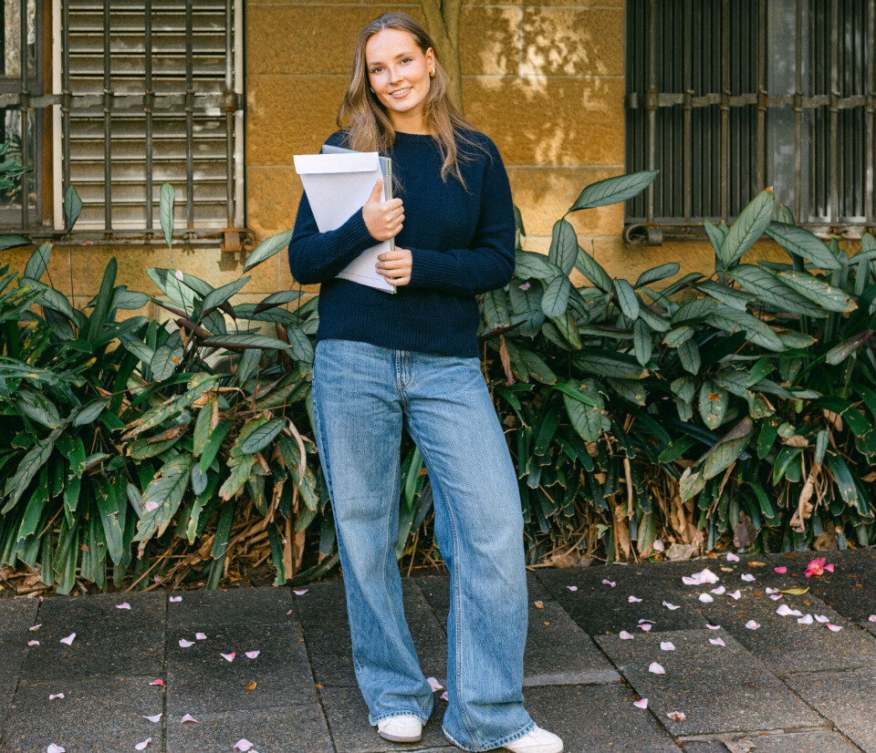 En aldeles casual klædt Ingrid Alexandra ses her på campusområde i Sydney, Australien, hvor hun skal bo de kommende tre år.