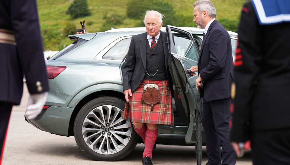 Charles ankommer her - i kilt - til mandagens reception i Scrabster Harbour