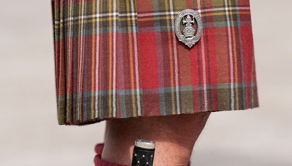 Et nærbillede af Charles' kilt, der er lavet i hans personlige mønster - eller tartan, som det hedde i Skotland.