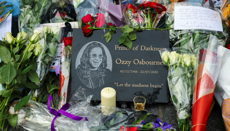 I Birmingham har flere af Ozzy Osbournes fans lagt blomster for at mindes den verdenskendte sanger efter hans død sidste uge.