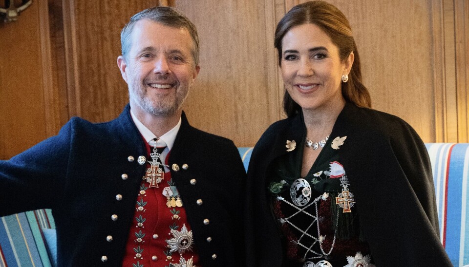 Frederik og Mary ses her - i færøske nationaldragter - under besøg på Færøerne i juni måned.
