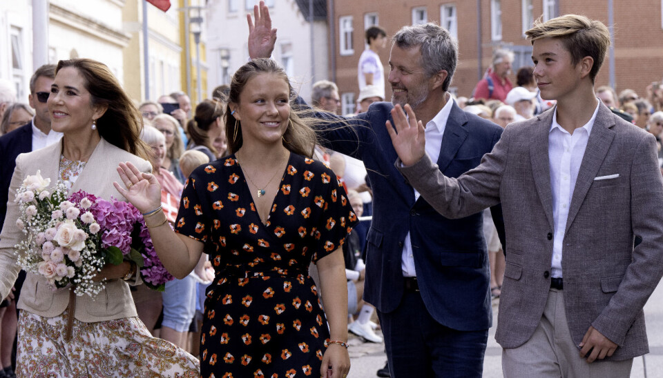 De kongelige blev budt velkommen af en massiv folkemængde, da de mandag eftermiddag ankom til Gråsten.