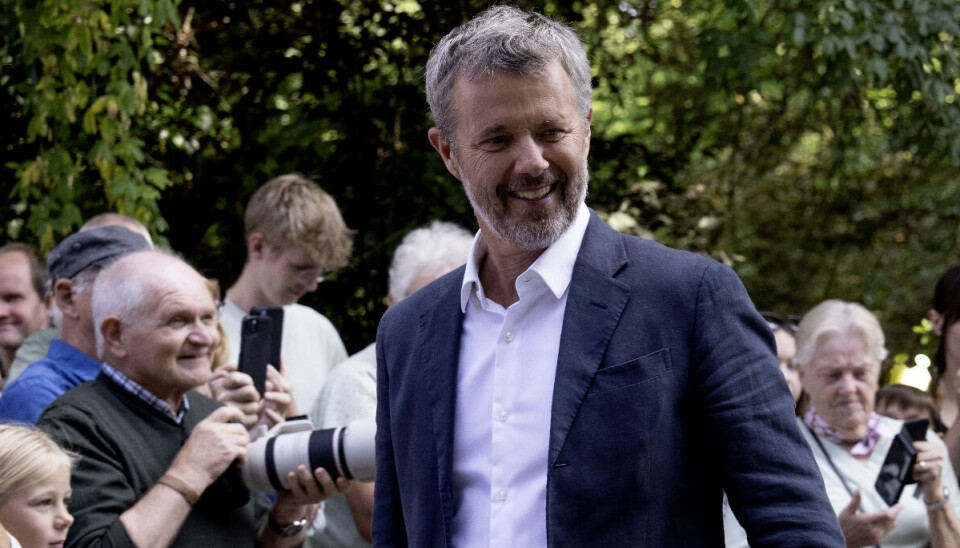 Kong Frederik fik sig en stor og kærlig overraskelse, da han gik rundt for at hilse på de mange, der var mødt op for at byde de kongelige velkommen til Gråsten mandag eftermiddag.