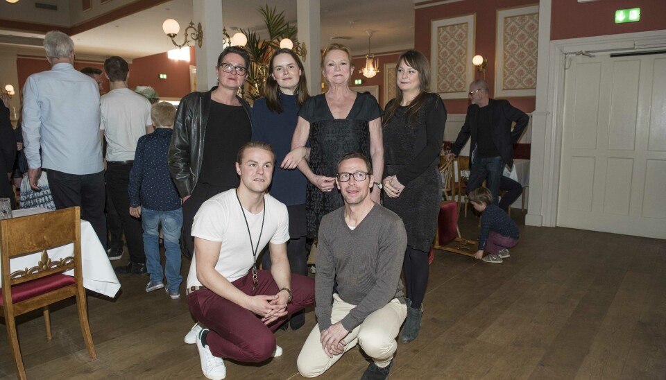 Lisbet Dahl fyldte 70 år på Postgården på Bakken med børnene Gustav, Louise (bagerst fra venstre), Jacob, Elizabeth og Martine